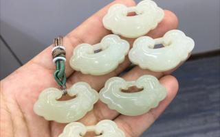 和田玉高冰晴水如意锁,颜色漂亮,玉质细腻水润 ,品质完美,佩戴效果好