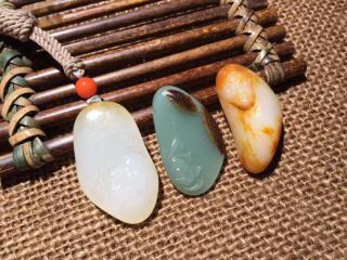 俄料还是和田籽料,成分都是透闪石结构,所以做鉴定证书上都会写和田玉