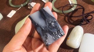 和田玉籽料青花山水牌,市场这2年下跌的原因