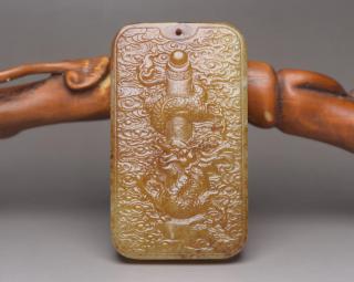 和田玉龙牌 规格: 6.1×3.6×1.0厘米 重 53克. 玉质温润细腻,沁色自