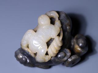 和田玉青花巧色刘海戏金蟾把件 尺寸长6.9厘米.宽5.4厘米.高4.5厘米