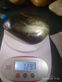 新疆和田玉黑皮白肉,肉质细腻,油性好籽料原石