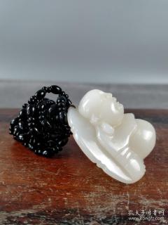 和田玉弥勒佛挂件一个,纯手工制作,制作精