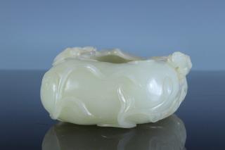 旧藏 和田玉螭龙洗子 尺寸:高4.9cm 长12.5cm宽9.5cm重399g 描述:这是