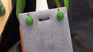 和田玉碧玉耳钉,精选老料菠菜绿,18k金镶嵌,颜色漂亮,玉质细腻油润,款