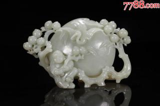 清代:和田青玉童子献桃摆件