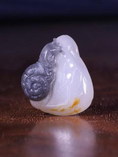 为什么有人偏爱和田玉籽料青花独籽吊坠?