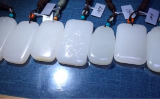 5067克和田玉原石切出的一批无事牌,山料的高级别