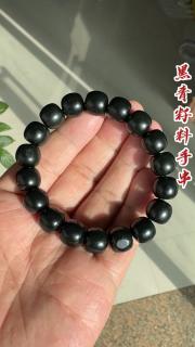 和田玉黑青籽料的老型珠手串,局部的珠子保留着籽料的原皮毛孔.珠子颜